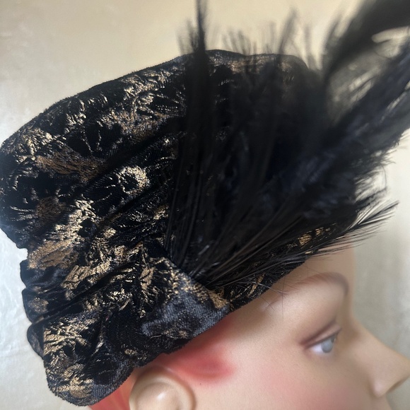 EYECATCHING DESIGNER 1960s\' BROCADE RETRO 1920s\' HAT + BLACK FEATHERS